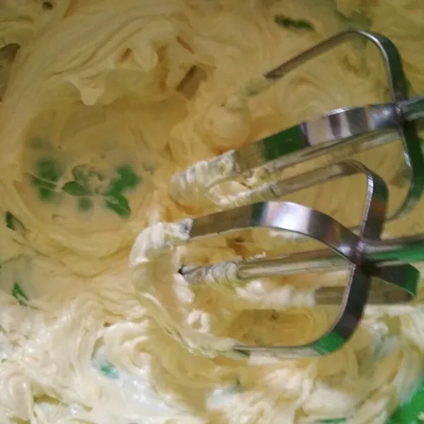 Kocok butter hingga lembut sebentar saja kecepatan rendah.