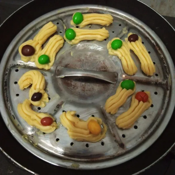 Panggang semprit di atas teflon dengan api kecil, panggang sampai kering.