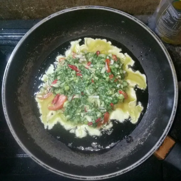 Goreng dalam minyak panas.