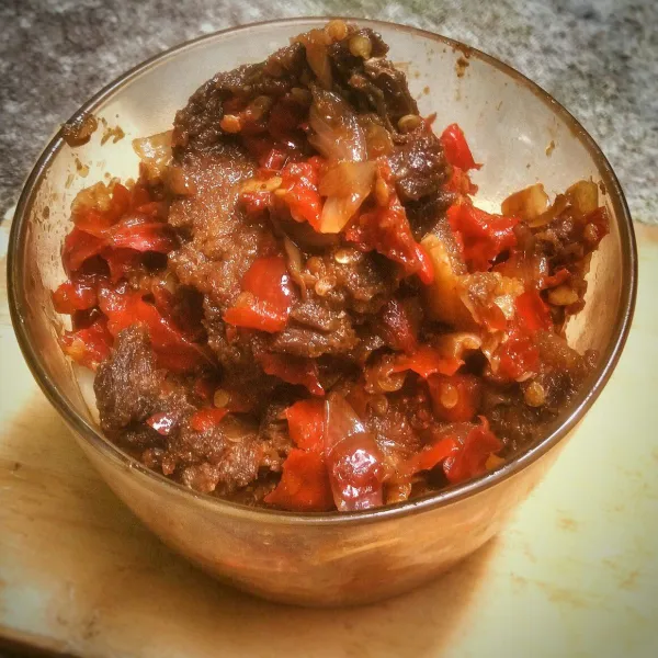 Dendeng batokok siap untuk disajikan.