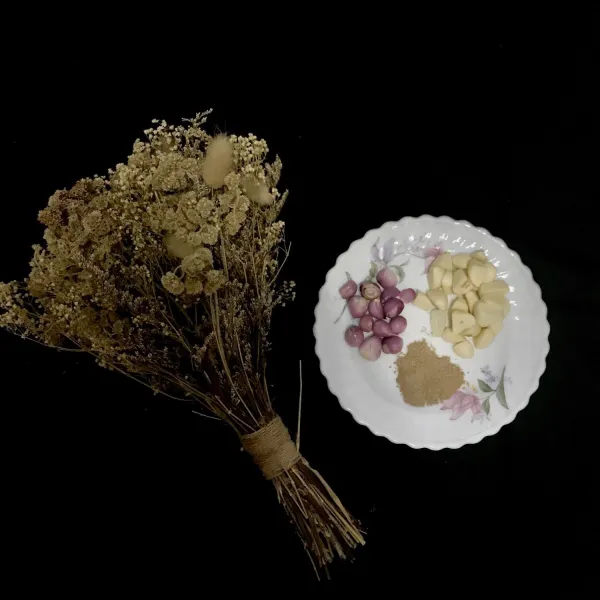 Goreng bawang putih dan bawang merah.