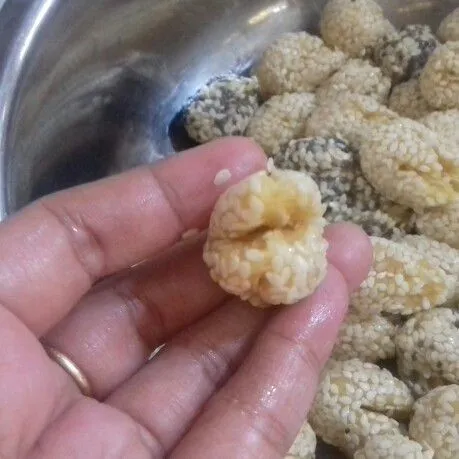 Kerat - kerat ujung onde-onde dengan gunting.