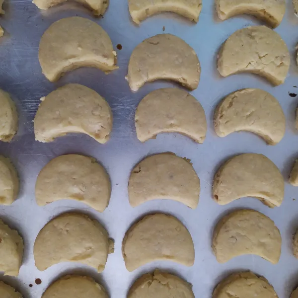 Setelah matang, diamkan selama 2 menit, lalu taburi dengan gula donat, setelah dingin tata di toples dan beri taburan lagi gula donat,