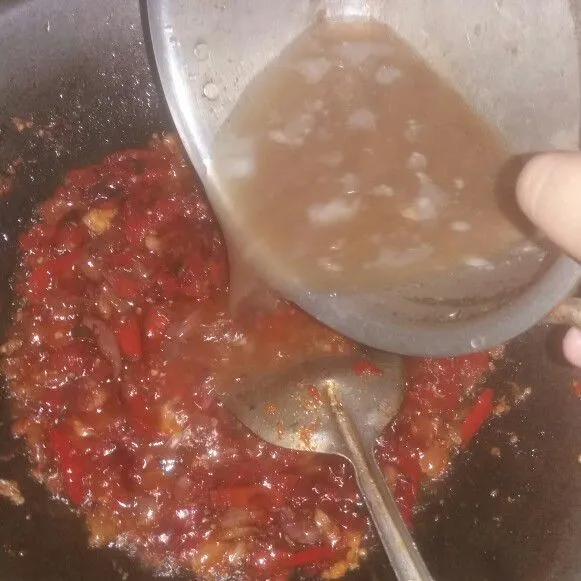 Tuang air sisa rebusan daging, masak hingga airnya menyusut.