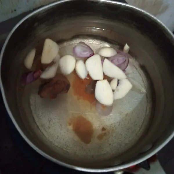Rebus air kemudian masukkan bawang merah, putih, terasi dan gula merah.