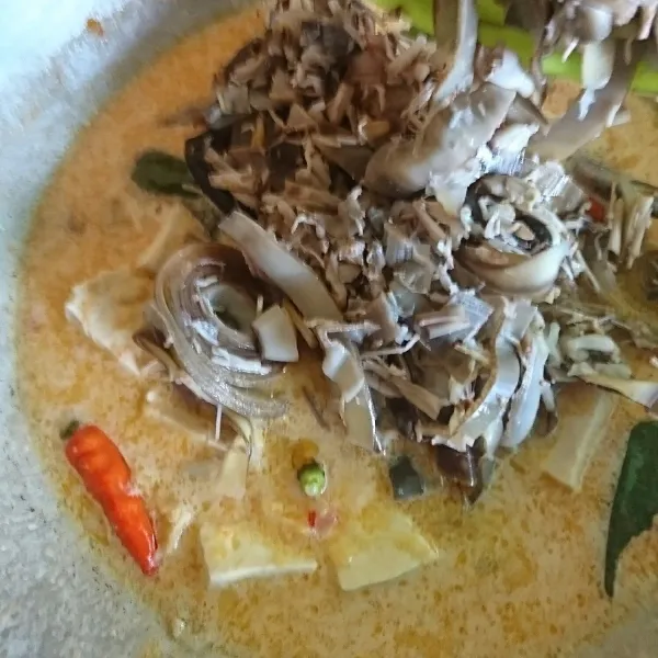 Setelah kuah mulai mendidih, masukkan jantung pisang rebusnya.