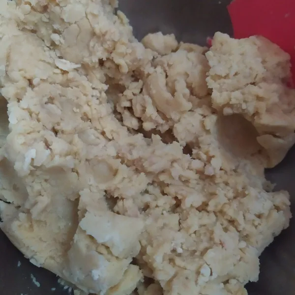 Boleh tambahkan sedikit tepung jika adonan dirasa masih lembek / lengket.