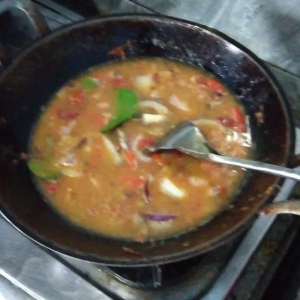 Rebus santan cair, tambahkan daun jeruk, masukkan bumbu halus, rebus hingga mendidih.