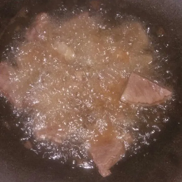 Kemudian goreng daging hingga kecoklatan, tiriskan.