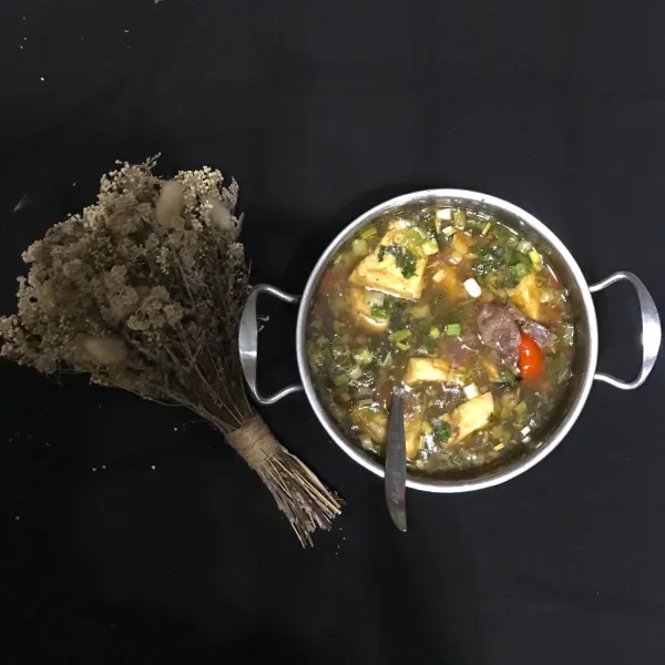 Pastikan rasa kuah telah sempurna dengan perpaduan bumbu yang sesuai kemudian berikan irisan tomat agar lebih segar.