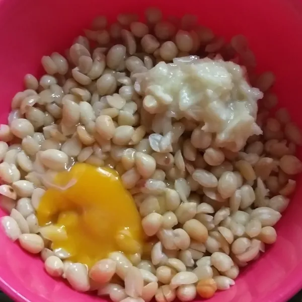 Campurkan bawang putih halus, telur, dan kacang. Aduk merata.