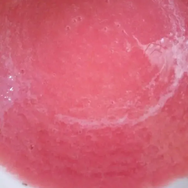 blender juga jambu merah dengan campuran 100 ml air, kemudian saring untuk membuang bijinya