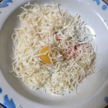 Kemudian, gulingkan pada keju parut sambil agak ditekan.