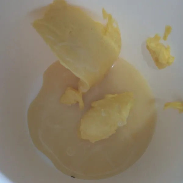 Campur margarin dan SKM aduk sampai tercampur rata.