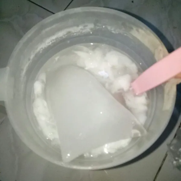 Tambahkan es batu, kemudian aduk dan sajikan dalam gelas saji.
