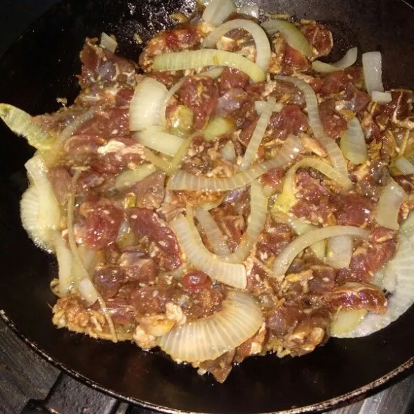 Tumis bawang bombay, lalu masukkan daging, masak sampai daging empuk.