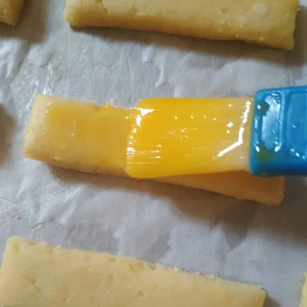 Poles dengan bahan olesan, panaskan oven terlebih dahulu.