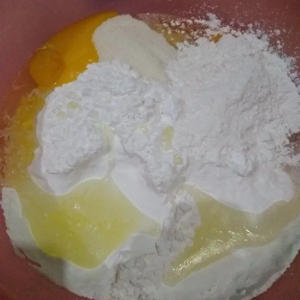 Campur gula, telur, tepung ketan dan tapioka. Aduk rata.