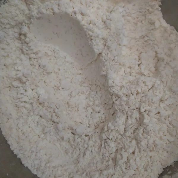 Satukan tepung, kacang dan garam, aduk.