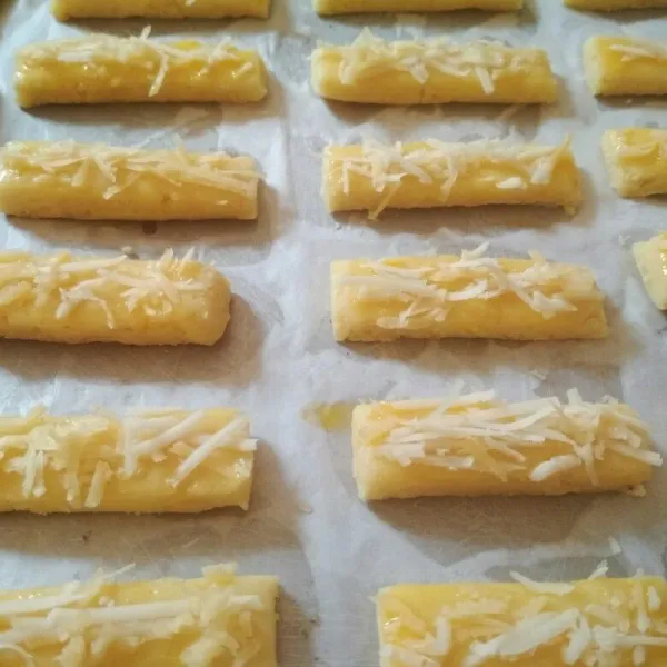 Taburi dengan keju parut, oven hingga matang, setelah hilang uang panas nya simpan di toples kedap udara.