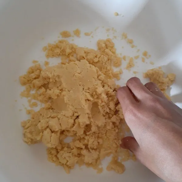 Margarin dan gula halus campurkan, aduk rata. Kemudian campurkan kuning telur, aduk rata.