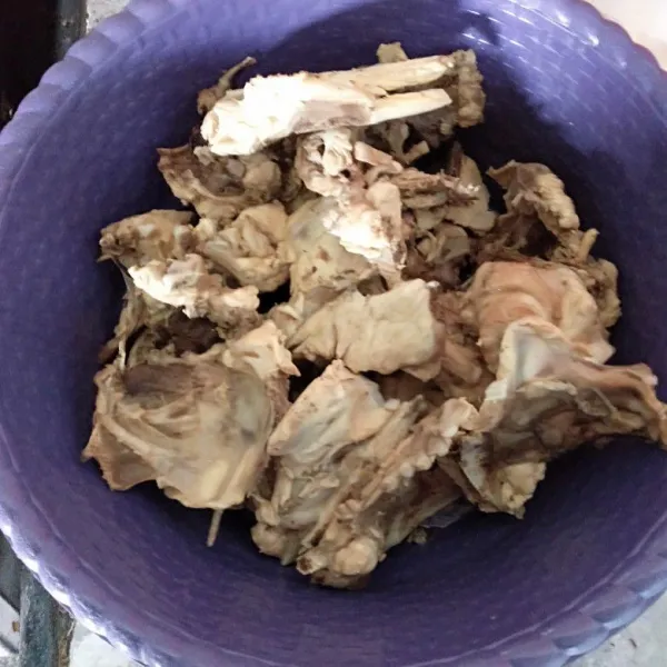 Cuci bersih daging ayam, kemudian rebus sebentar, angkat tiriskan.