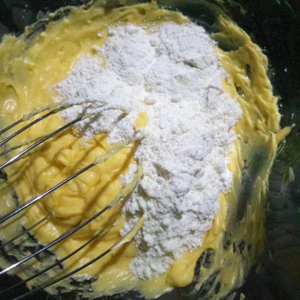 Masukkan campuran tepung sedikit demi sedikit sambil di aduk menggunakan spatula hingga tercampur rata dan kalis.