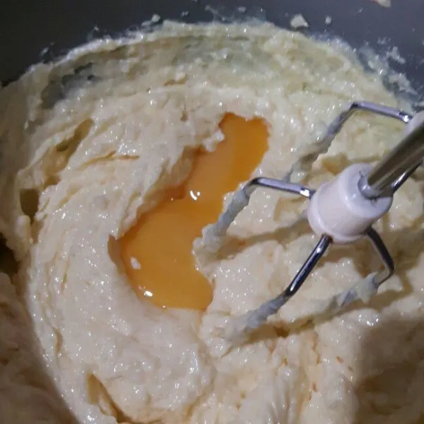 Kocok butter, margarine dan gula pasir halus pakai mixer sebentar saja asal rata (30 detik). Masukkan kuning telur, mixer lagi sebentar asal tercampur rata (10 detik).