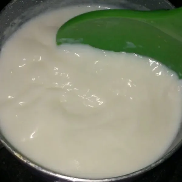 Didihkan susu cair setelah mendidih masukkan keju parut dan larutan tepung maizena .