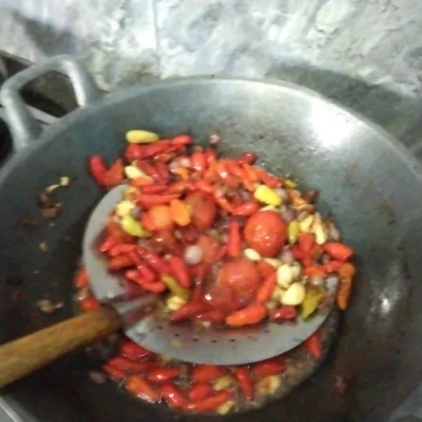 Panaskan minyak, goreng semua bumbu halus hingga matang, kecuali garam, kemudian angkat, haluskan bumbu, tambahan garam. Ulek hingga halus merata.