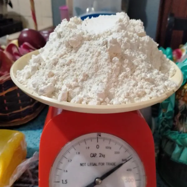 Masukan tepung terigu sebanyak 600 gram.
