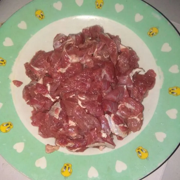 Potong daging sesuai selera.
