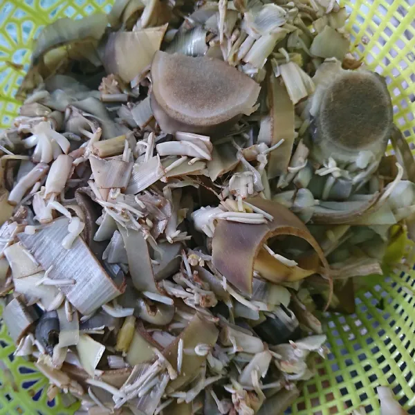 Potong potong jantung pisang. Didihkan air, beri garam. Rebus jantung sampai matang dan empuk. Angkat, siram air mengalir. Tiriskan.