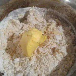 Masukkan tepung terigu, uleni hingga rata. Masukkan margarin dan uleni hingga kalis dan licin.