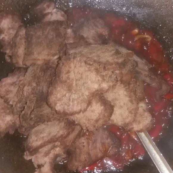 Lalu masukkan daging, aduk pelan hingga tercampur rata, matikan api.