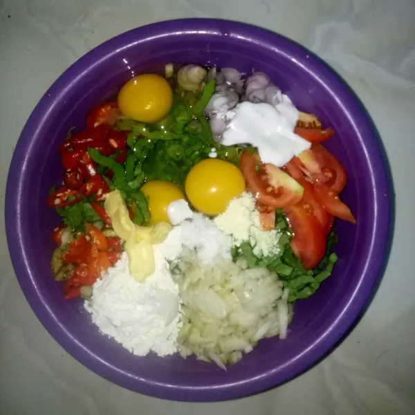 Tambahkan tepung terigu, margarin, garam, santan, & penyedap rasa.