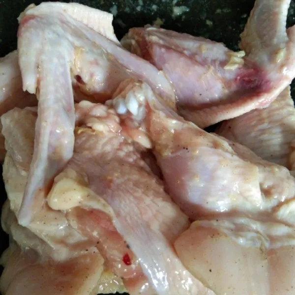 lumuri ayam dengan bumbu marinasi hingga rata, biarkan 30 menit supaya bumbu meresap