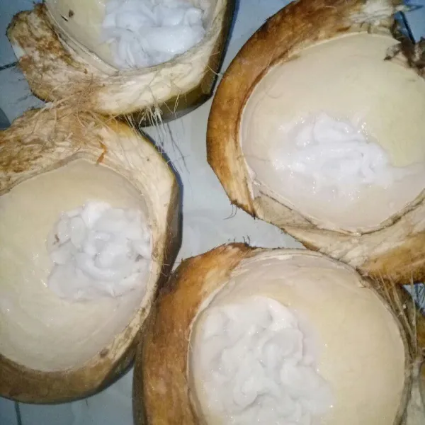 Belah buah kelapa, kemudian kerok dagingnya.