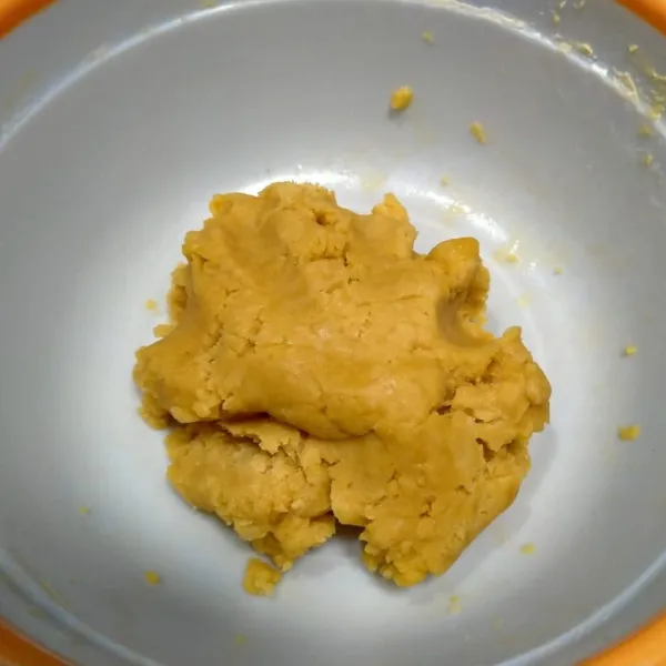 Dalam baskom masukkan mentega, margarin, dan gula. Mixer selama 2 menit. Kemudian masukkan kuning telur, mixer sebentar saja, hingga rata. Lalu masukkan terigu, maizena dan susu bubuk. Aduk rata dengan spatula kayu.