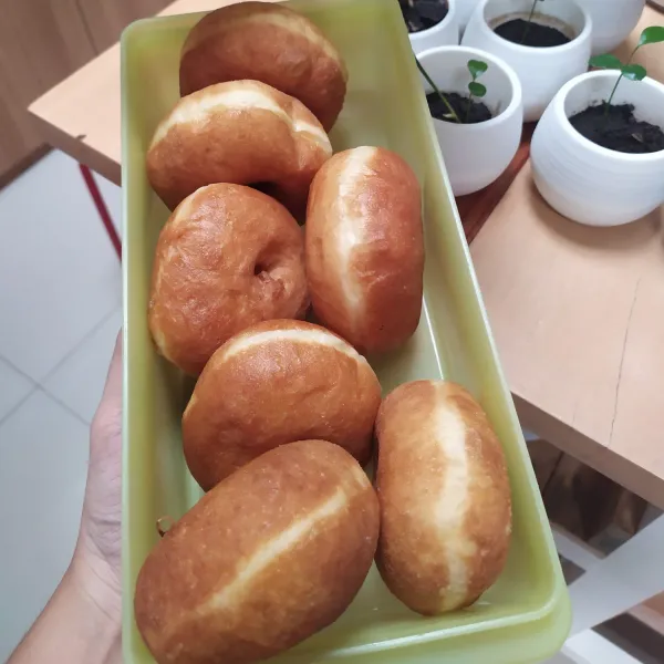 Panaskan minyak, jika sudah panas, goreng adonan donat dengan api sedang. Setelah donat agak kecoklatan, angkat.