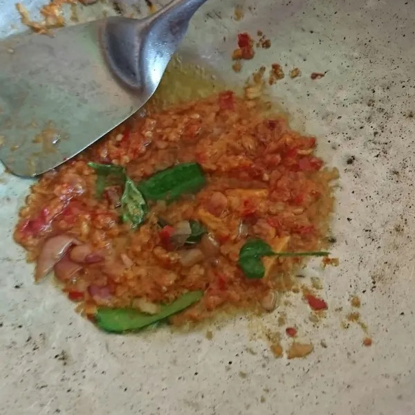 Panaskan minyak, tumis bumbu halus, daun jeruk, daun salam sampai harum.