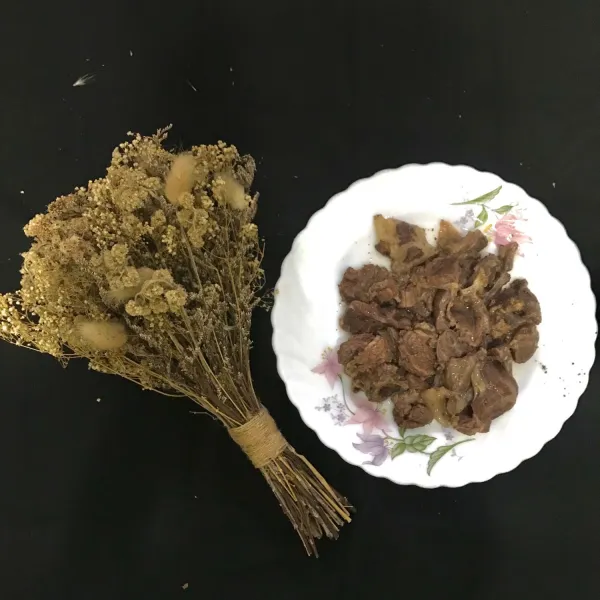 Kemudian siapkan daging yang telah di presto dulu selama 15 menit, kemudian masukkan semua bahan ke dalam panci, berikan air 200 ml untuk kuah,  lalu tambahkan garam, gula, merica dan kecap manis, kemudian tunggu hingga  kuah mendidih merata.