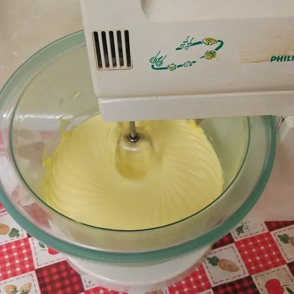 Mixer mentega, margarine dan kuning telur sampai mengembang.