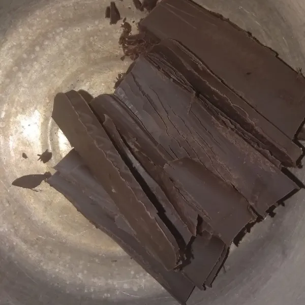 Lelehkan coklat batang dengan cara di tim. Gunakan dua panci dengan ukuran yang berbeda untuk mencegah masuknya air.