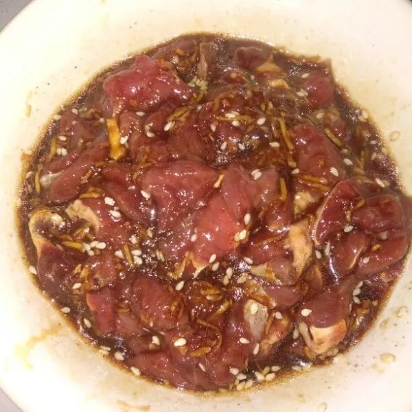 Rendam daging dalam bumbu kurang lebih 2 jam atau lebih.