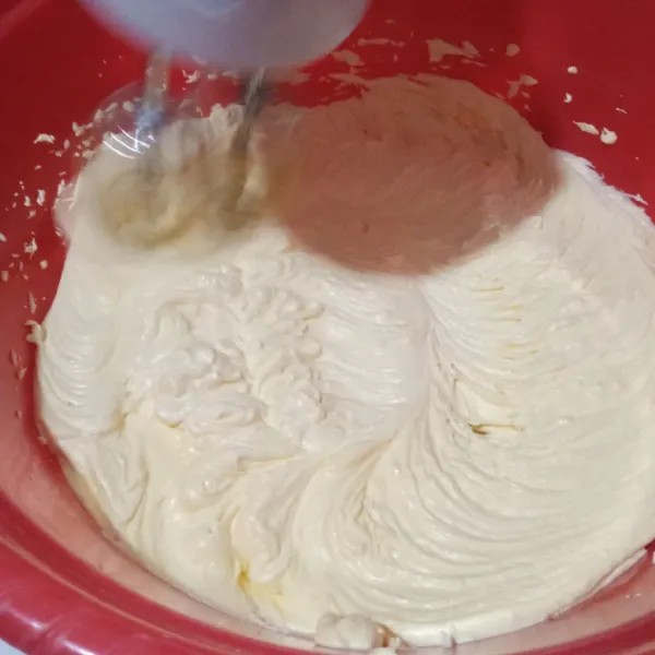 Campur margarin dan gula halus, mixer dengan kecepatan paling rendah sampai tercampur rata.