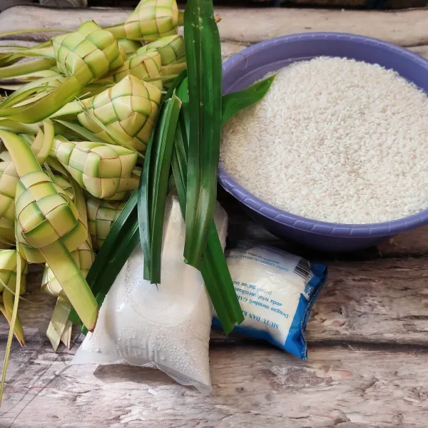 Siapkan bahan. Rendam beras ketan selama 1 jam.