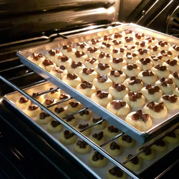 Panggang dalam oven yang tadi sudah dipanaskan dengan suhu 140-150°c sampai berwarna coklat keemasan dan matang. Angkat saat baru matang cookies seperti masih lembek, tapi saat cookies dingin akan set dan crunchy.