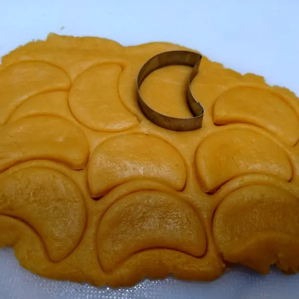 Ambil adonan, lalu gilas dengan rolling pin. Ketebalan sekitar 1/2 cm. Lalu cetak.