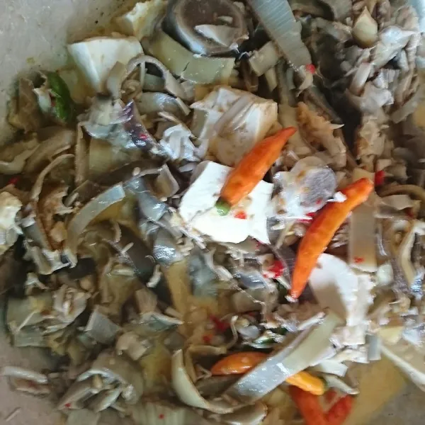 Aduk aduk perlahan, masak dengan api kecil sampai kuah berkurang dan bumbu meresap. Matang, sajikan.